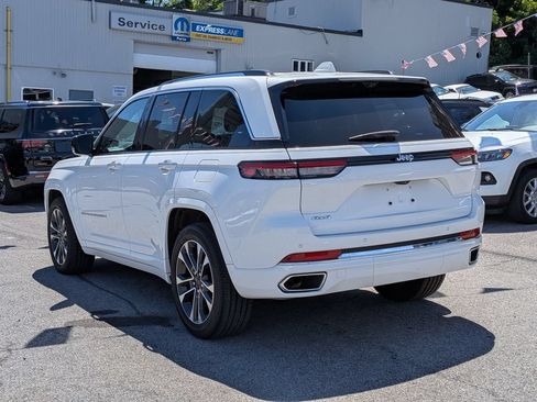 Used 2022 Jeep Grand Cherokee Overland w/ Luxury Tech Group IV AWD/4WD image 10