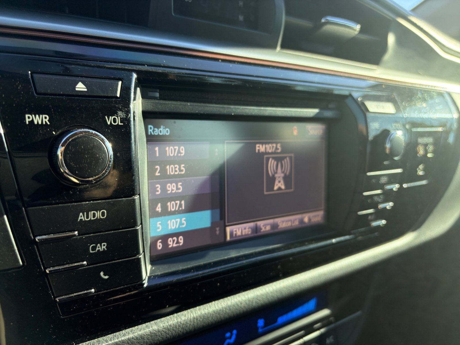 Used 2016 Toyota Corolla LE FWD image 21