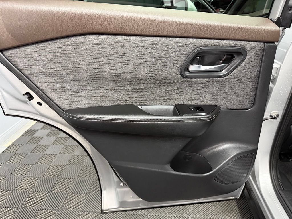 Used 2022 Nissan Rogue SV FWD image 40