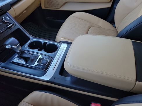 Used 2024 Kia Carnival LX image 20