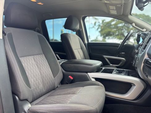 Used 2020 Nissan Titan SV w/ SV Convenience Package image 9