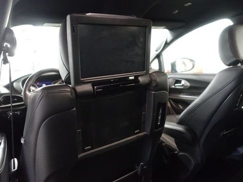 Used 2020 Chrysler Pacifica Touring-L Plus w/ Advanced Safetytec Group FWD image 20