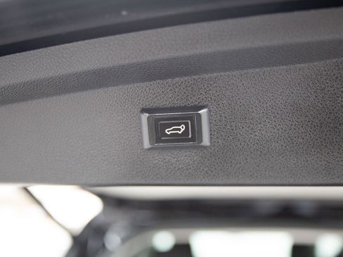 Used 2023 Jeep Grand Cherokee Laredo image 25