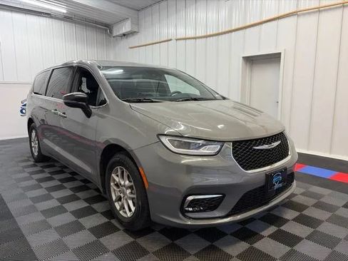 Used 2025 Chrysler Pacifica Select FWD image 2