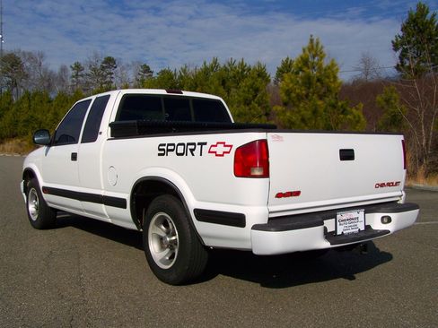 Used 1998 Chevrolet S10 Pickup LS image 2