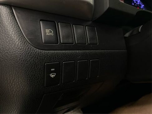 Used 2019 Toyota Highlander LE AWD/4WD image 23