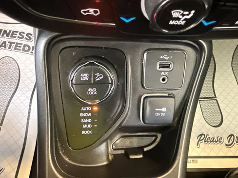 Used 2019 Jeep Compass Trailhawk w/ Cold Weather Group AWD/4WD image 17