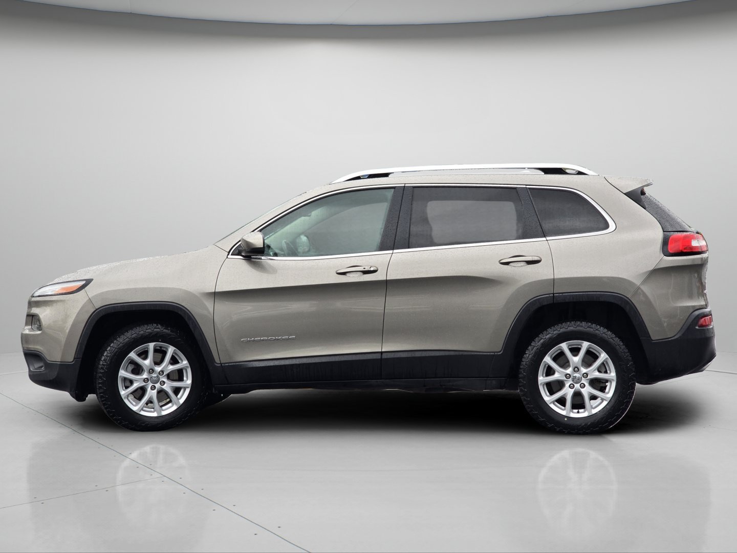 Used 2018 Jeep Cherokee Latitude Plus w/ Cold Weather Group AWD/4WD image 21