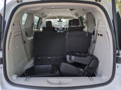 Used 2018 Chrysler Pacifica Limited FWD image 6