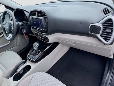Used 2022 Kia Soul LX image 28