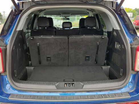 Used 2022 Ford Explorer XLT w/ Equipment Group 202A image 8