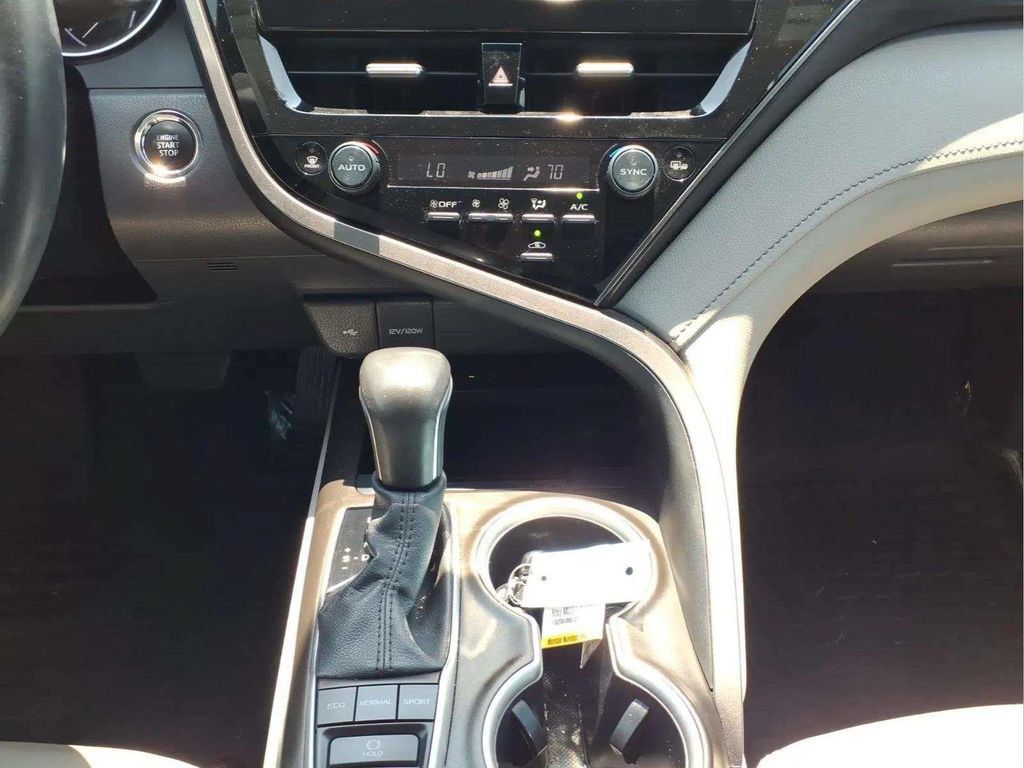 Used 2022 Toyota Camry XLE FWD image 11