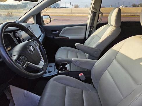 Used 2019 Toyota Sienna Limited Premium image 10