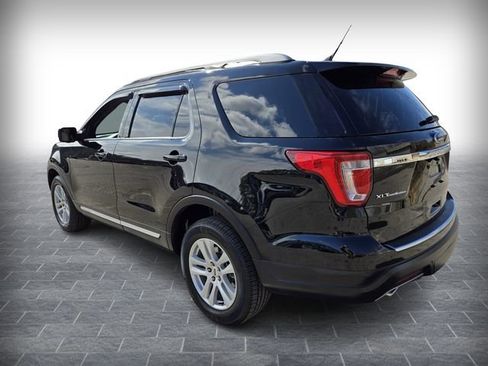 Used 2018 Ford Explorer XLT w/ Equipment Group 202A image 5