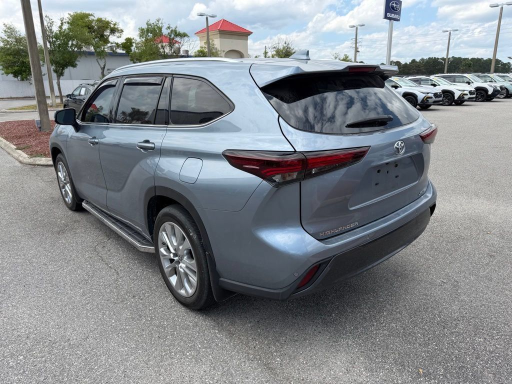 Used 2024 Toyota Highlander Limited FWD image 7