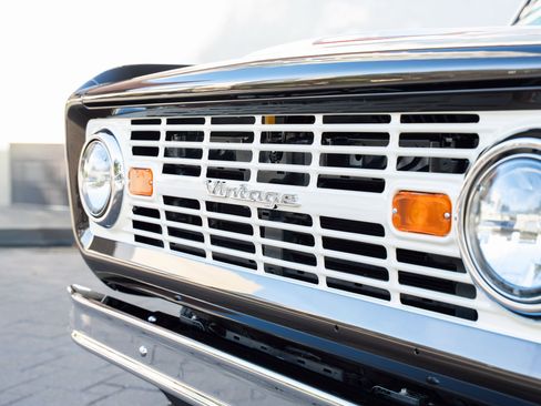 Used 2024 Ford Bronco Black Diamond image 9