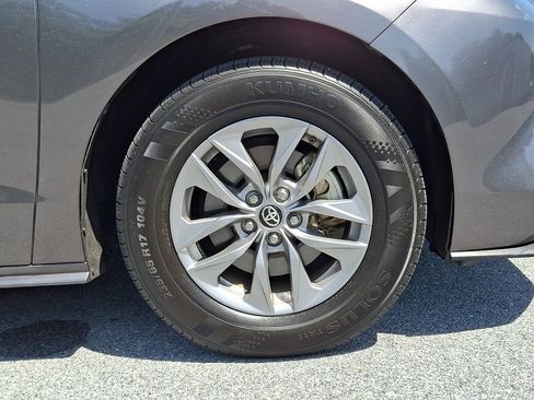 Used 2024 Toyota Sienna XLE FWD image 9
