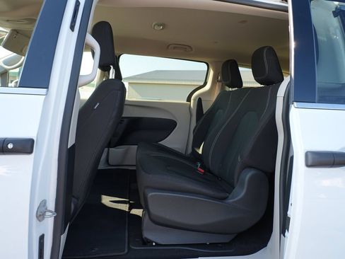 Used 2021 Chrysler Voyager L FWD image 18