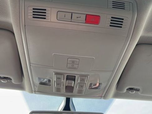 Used 2018 Volkswagen Tiguan SE image 45