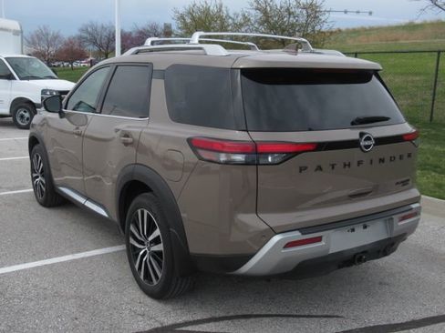 Used 2024 Nissan Pathfinder Platinum image 2