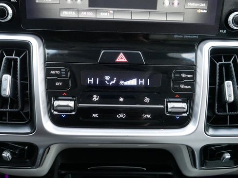 Certified 2022 Kia Sorento S w/ Panoramic Sunroof Package image 23