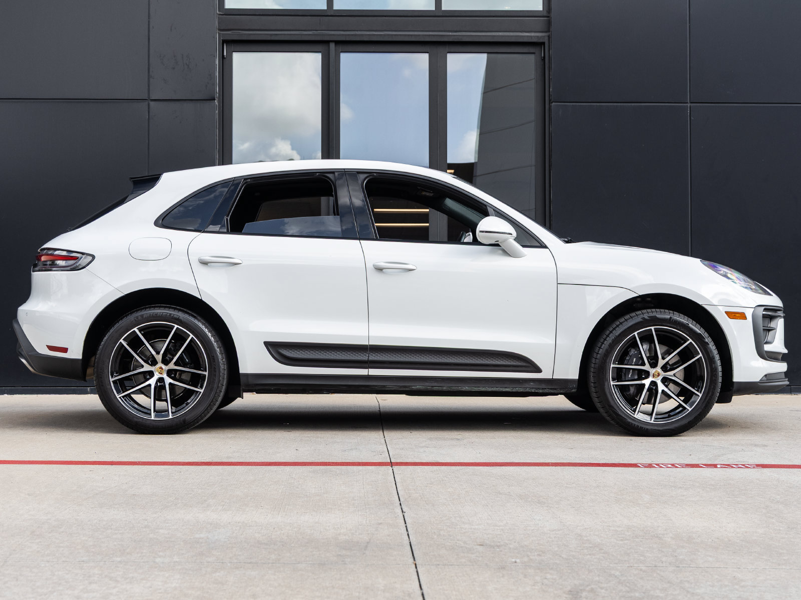 Certified 2025 Porsche Macan w/ Premium Package Plus AWD/4WD image 12