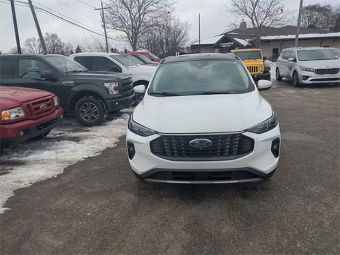 Certified 2024 Ford Escape Platinum w/ Premium Technology Package image 2