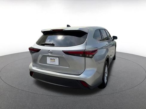 Used 2025 Toyota Highlander LE FWD image 13