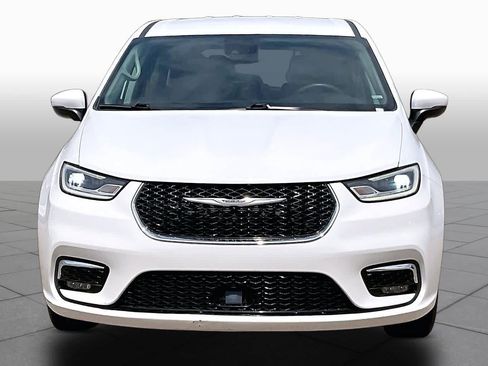 Used 2023 Chrysler Pacifica Touring-L FWD image 7