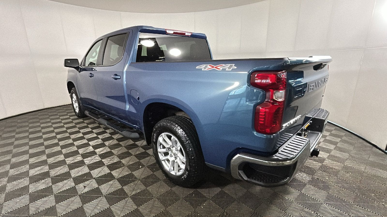 Used 2024 Chevrolet Silverado 1500 LT AWD/4WD image 5