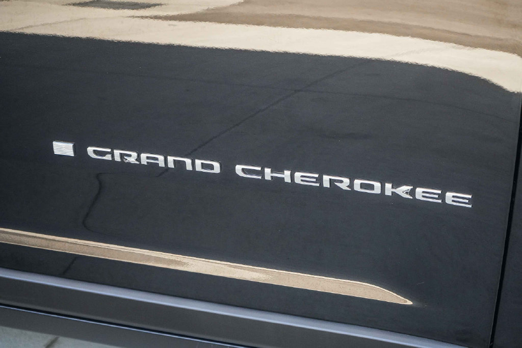 Used 2023 Jeep Grand Cherokee Limited w/ MOPAR Finishing Package RWD image 10