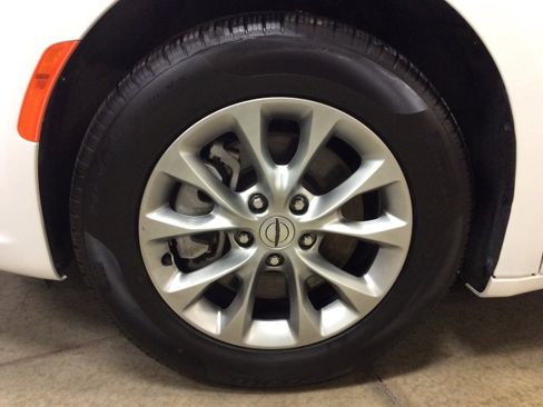 Used 2024 Chrysler Pacifica Touring-L image 10