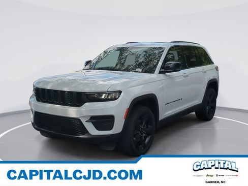 Used 2022 Jeep Grand Cherokee Altitude AWD/4WD image 1