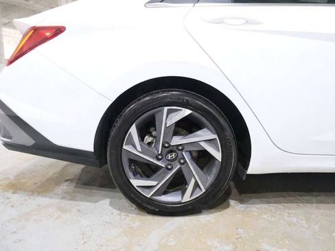 Used 2025 Hyundai Elantra SEL image 12