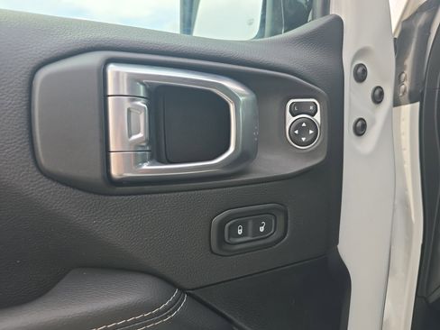 Used 2023 Jeep Gladiator Overland w/ Cold Weather Group image 19