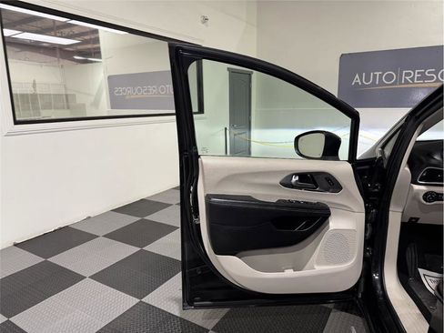 Used 2023 Chrysler Pacifica Touring-L image 13