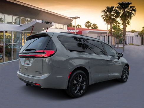 Used 2023 Chrysler Pacifica Limited w/ Uconnect Theater Family Group image 3