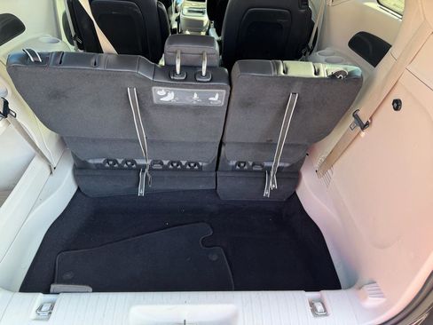 Used 2018 Chrysler Pacifica Touring-L w/ Tire & Wheel Group image 16