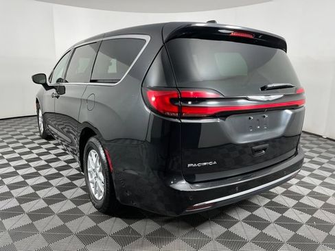 Used 2023 Chrysler Pacifica Touring-L FWD image 8
