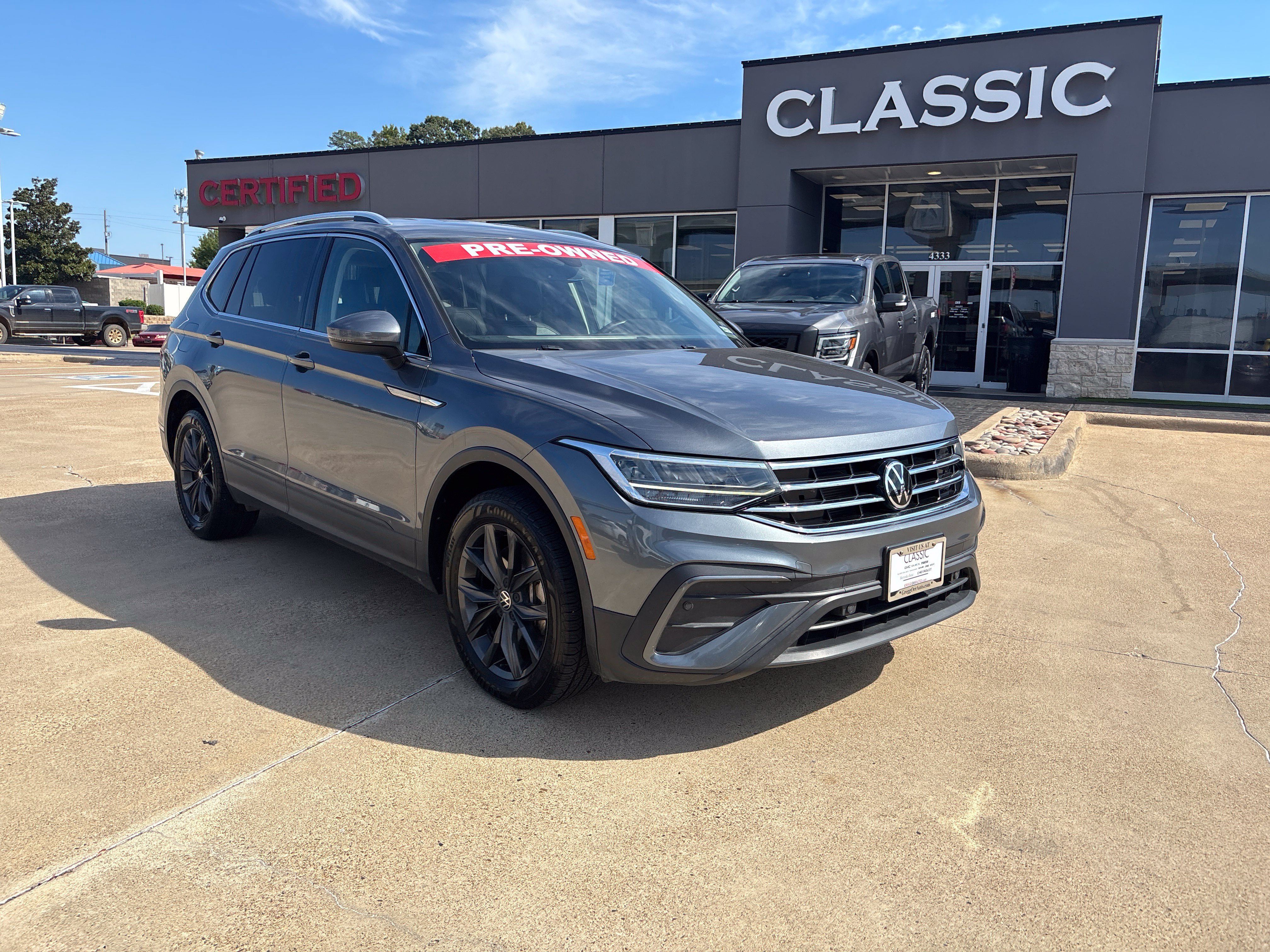 Used 2023 Volkswagen Tiguan SE FWD image 1