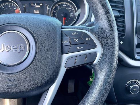 Used 2017 Jeep Cherokee Sport FWD image 19