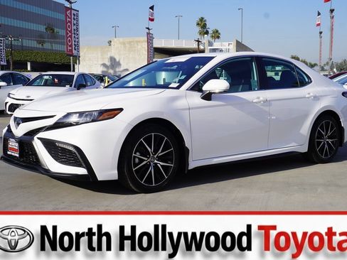 Used 2023 Toyota Camry SE image 4