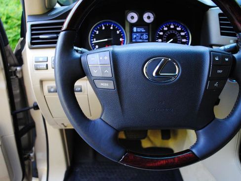 Used 2011 Lexus LX 570 4WD w/ Luxury Pkg image 37