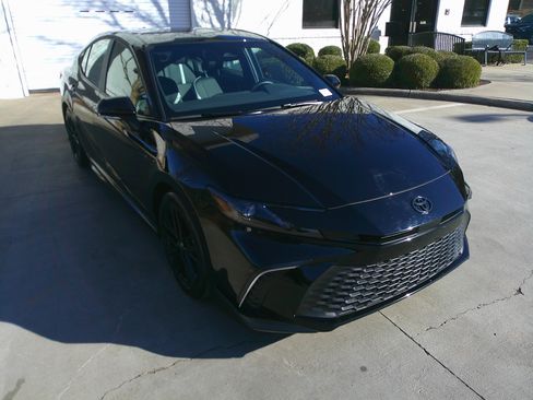 Used 2025 Toyota Camry SE image 2