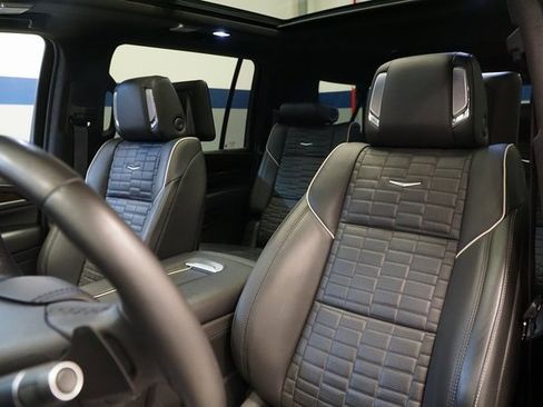 Used 2023 Cadillac Escalade ESV Sport Platinum w/ LPO, ONYX Package image 16