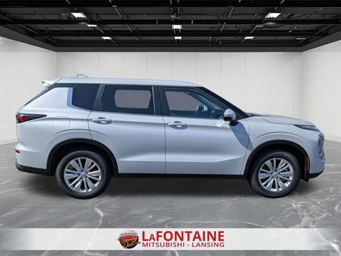 New 2026 Mitsubishi Outlander ES image 6