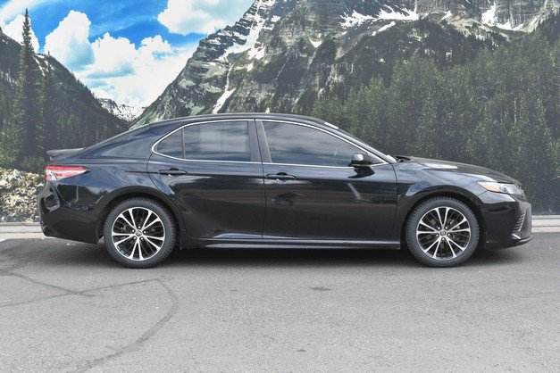 Certified 2018 Toyota Camry SE FWD image 2