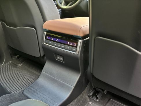 Used 2025 Lexus GX 550 w/ Accessory Package (2T) AWD/4WD image 32