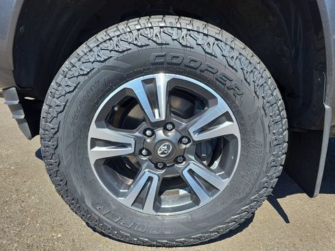 Used 2018 Toyota Tacoma TRD Sport w/ Technology Package AWD/4WD image 12