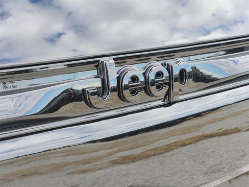 New 2025 Jeep Grand Cherokee Altitude image 8